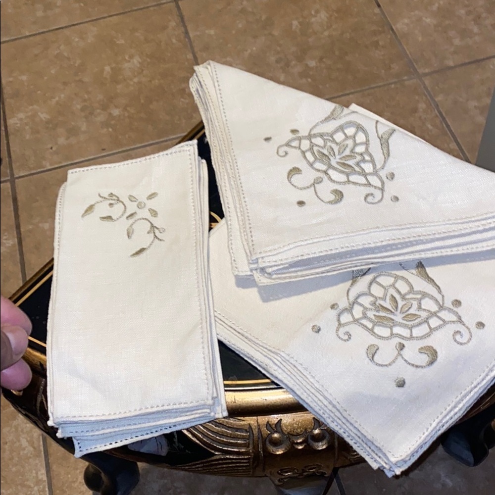 BX48 Vintage set of 8 Embroidered Tan Napkins and Hankerchiefs Set